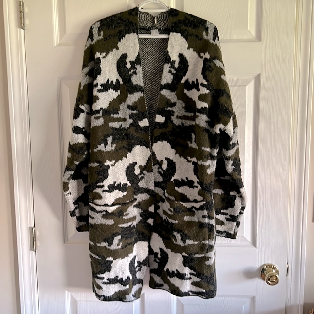 Venus Camo size XL cardigan sweater